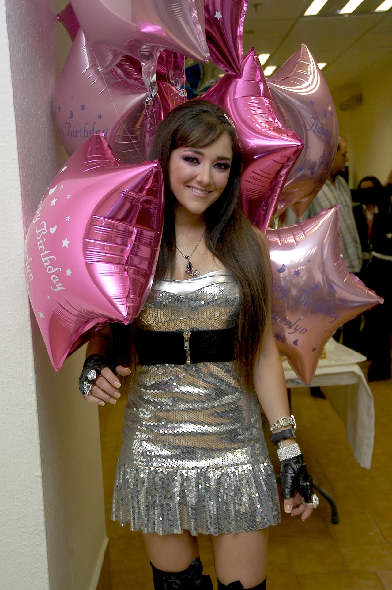 Pero cuando todo parecía haber terminado entre Jorge y
<b><a href="http://www.univision.com/temas/sabine-moussier">Sabine</a></b>, apareció
<b><a href="http://www.univision.com/temas/sherlyn-gonzalez">Sherlyn</a></b> para acusar a Peralta por supuesta estafa por 135 mil dólares, pues la joven actriz confió en él para hacer negocios, pero ella nunca vio beneficio alguno.