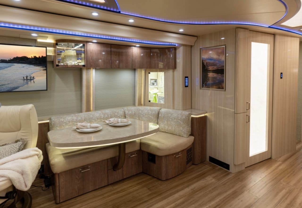 Cuenta con una 
<b>sala de estar</b> y una mesa para disfrutar de los alimentos, además de tener 
<b>pisos con calefacción</b>.
<br>