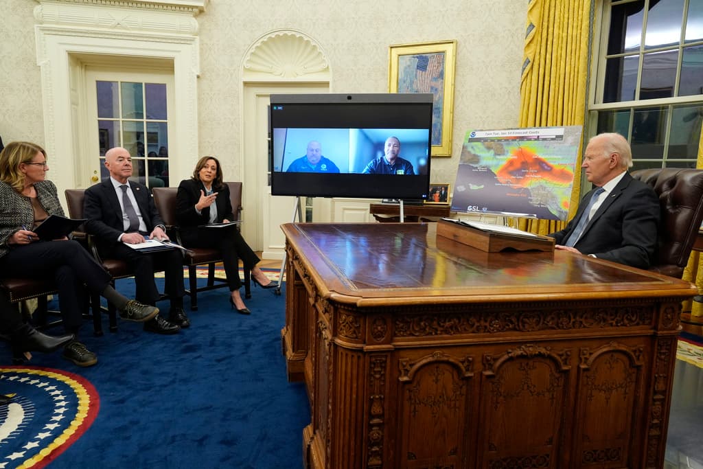 Reunión en la Oficina Oval de la Casa Blanca el lunes con altos funcionarios que informan al presidente Biden y la vicepresidenta Harris sobre la respuesta federal a los incendios forestales en Los Ángeles.