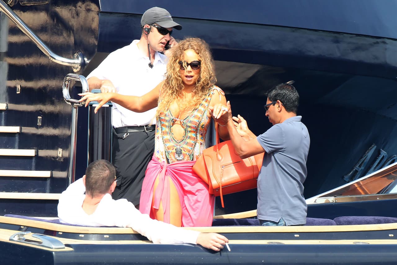 Después del tropezón, los ayudante de Packer la auxiliaron para subirse a un bote.