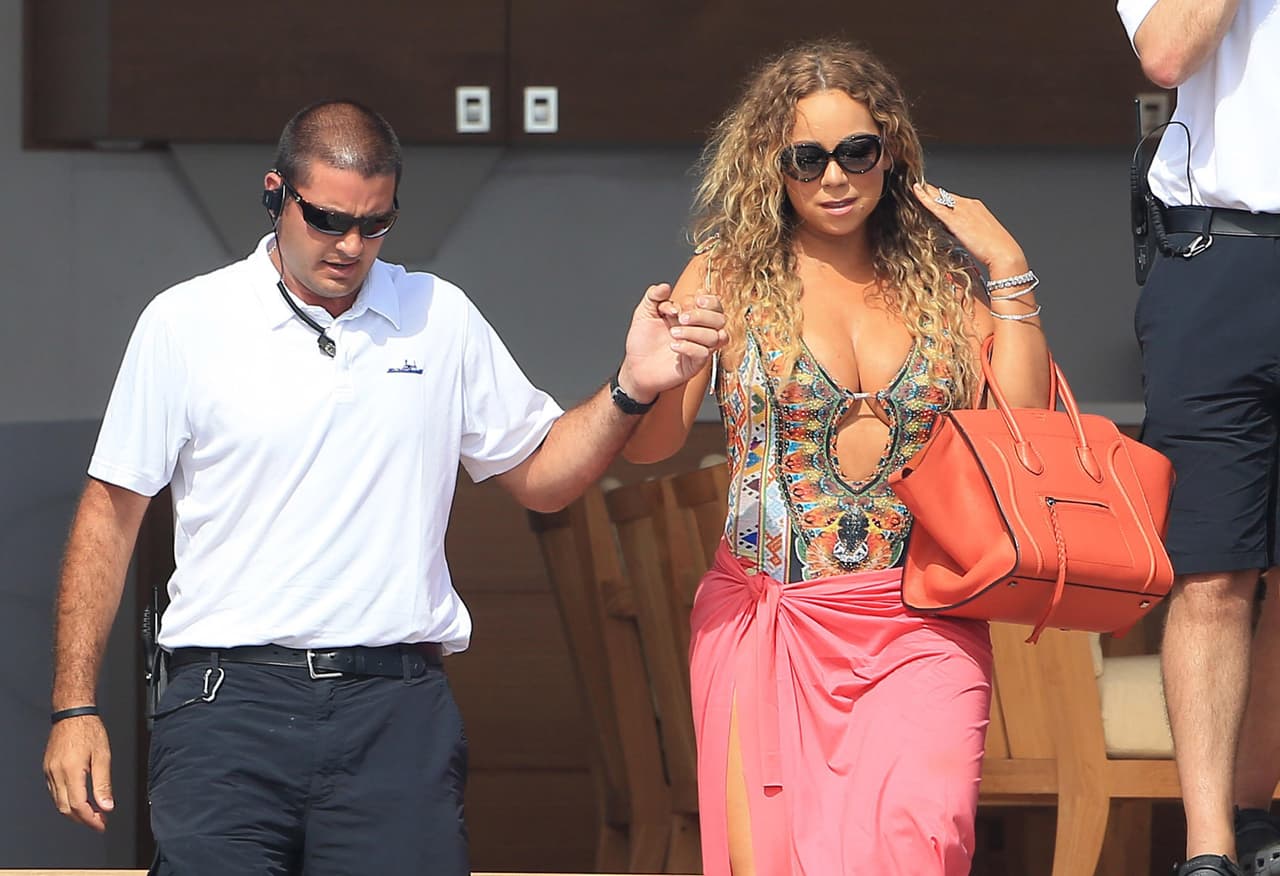 La diva traía unas altísimas plataformas y un pareo rosa que le dificultaba un poco caminar.