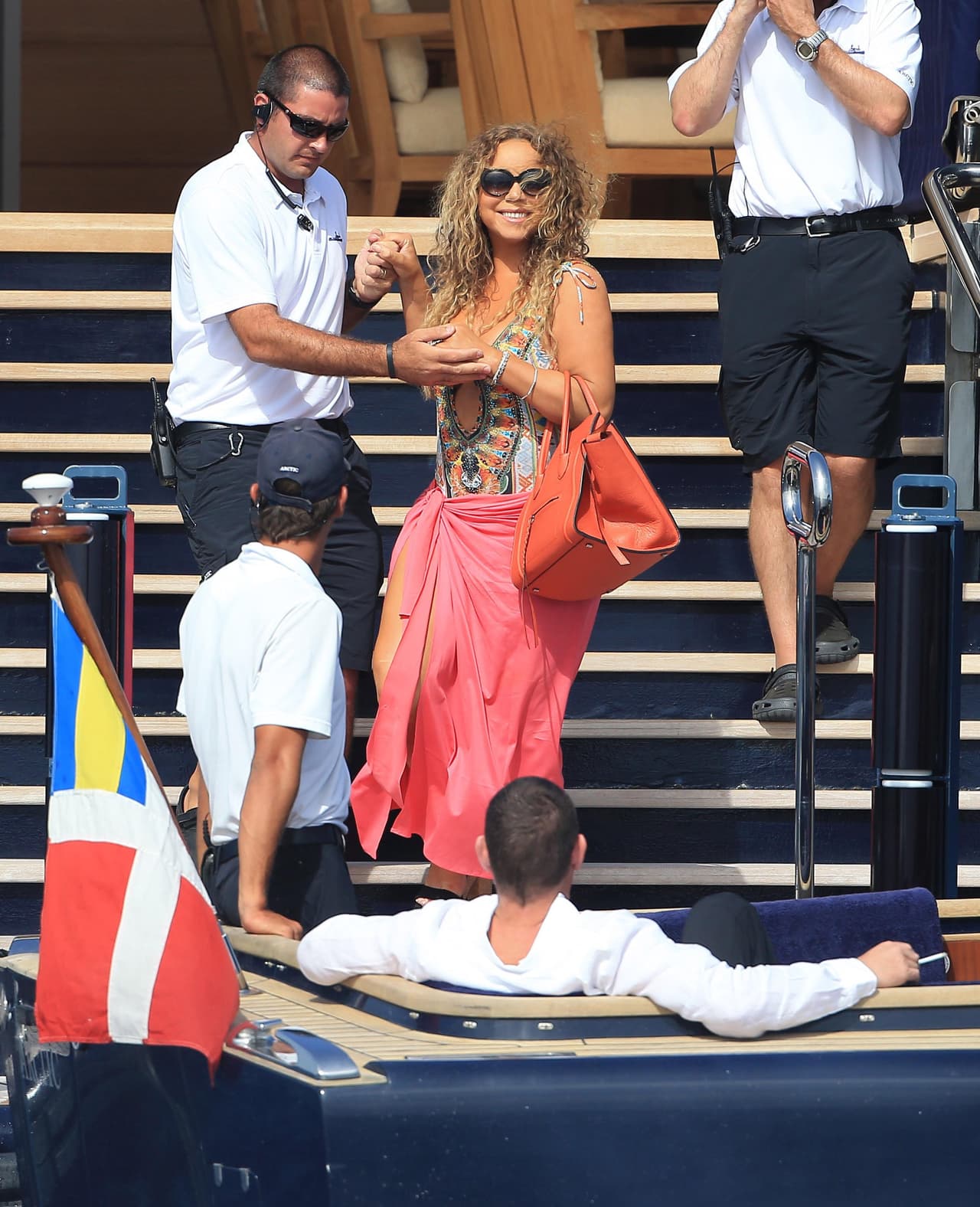 La diva lo tomó con gracia y alzó la mirada y soltó una risa como de alivio.