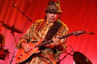 El afamado guitarrista envío una cálida felicitación al director mexicano por sus logros en la pasada entrega de los Premios Oscar.