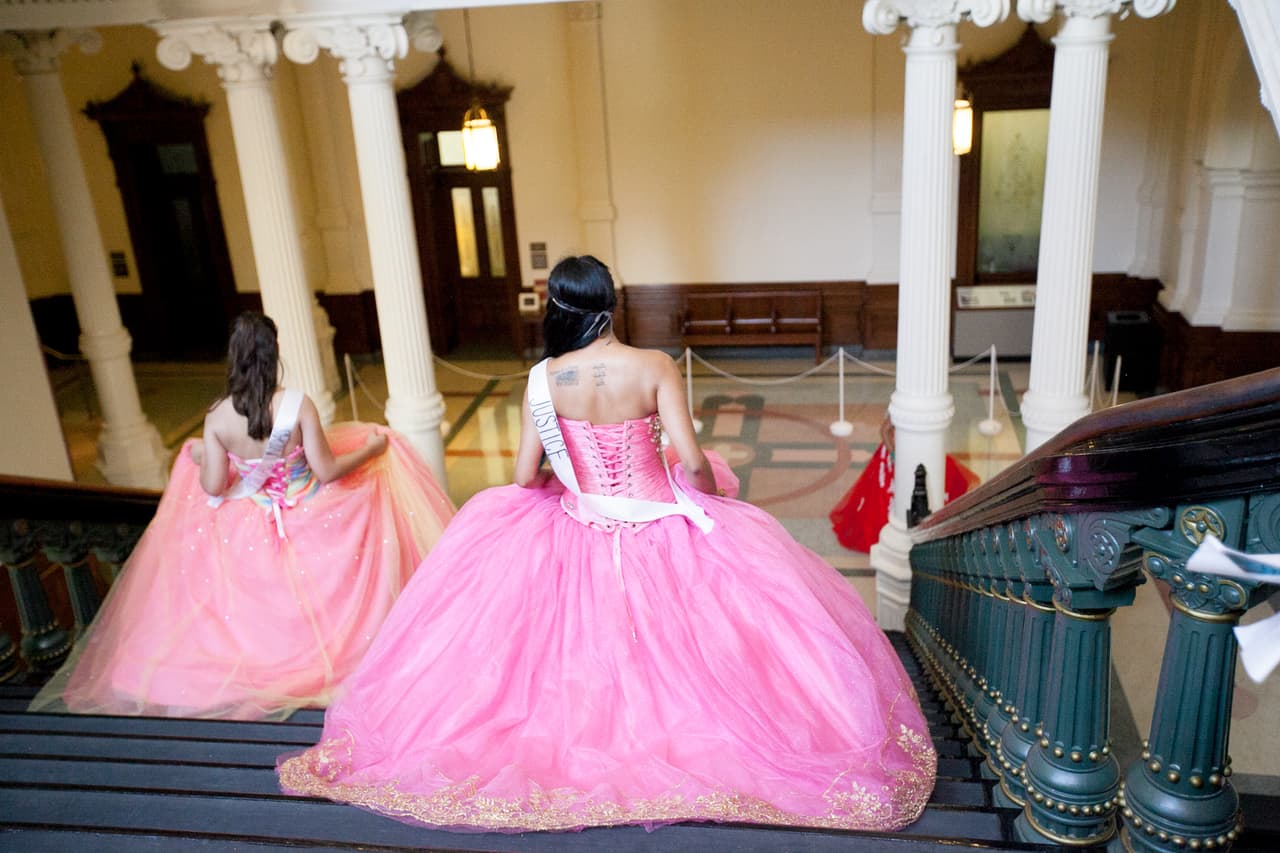 La singular protesta de las quinceañeras terminó alrededor del medio día, sin incidentes.