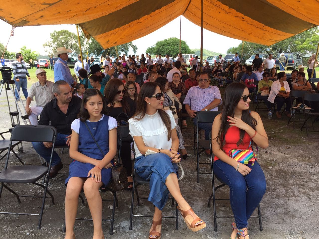 La última pareja del cantante, Alina Espin y sus dos hijas estuvieron presentes en la misa, junto a los hermanos de Joan, Federico, Marco y Rosa Figueroa.