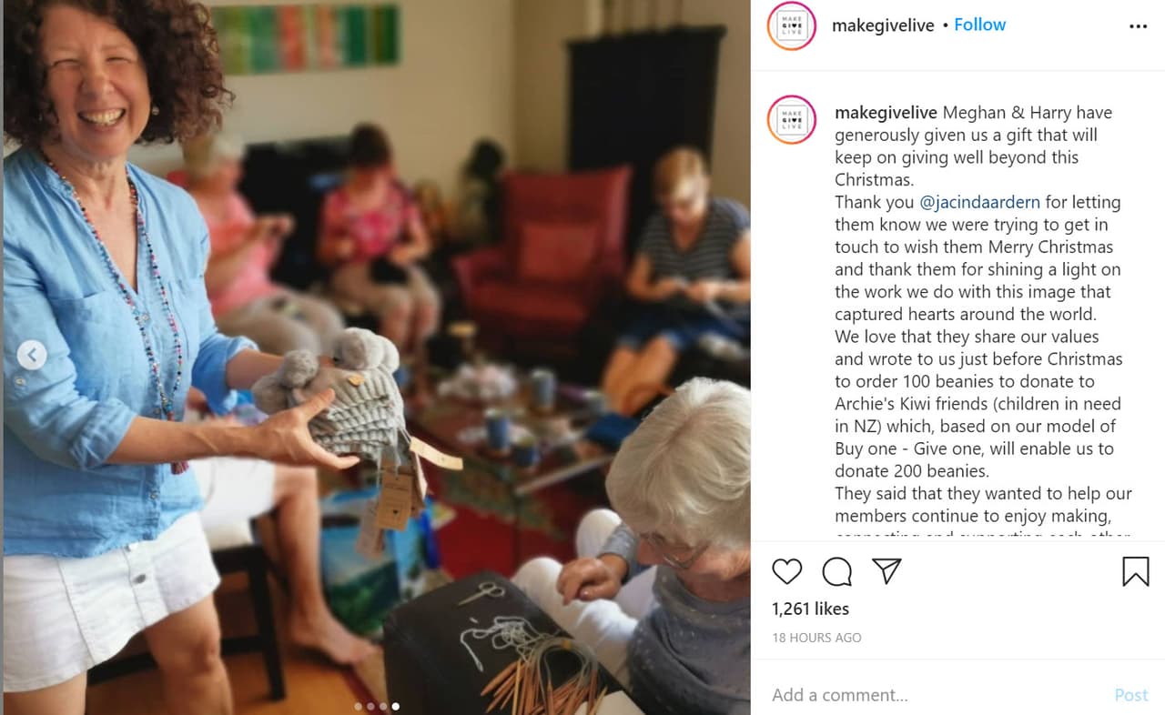 Se trata de Make Give Live, la cual
<b><a href="https://www.instagram.com/makegivelive/" target="_blank">realiza acciones de caridad</a></b> a través del esquema en el que, si se compra una prenda, ellos donan otra.
<br>