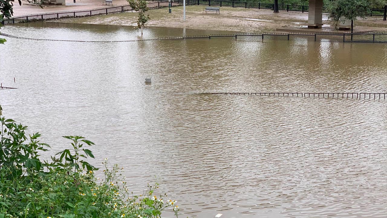 El paso de Beta también hizo que algunas viviendas al norte de Houston les entrara agua.