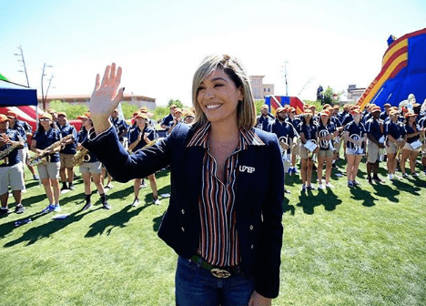 "Que emoción recordar mi época de estudiante universitaria, recorrer los pasillos en donde empezaron mis sueños y recordar los esfuerzos y sacrificios que los jóvenes soñadores hacemos por cumplir nuestras metas", escribió en sus redes sociales.