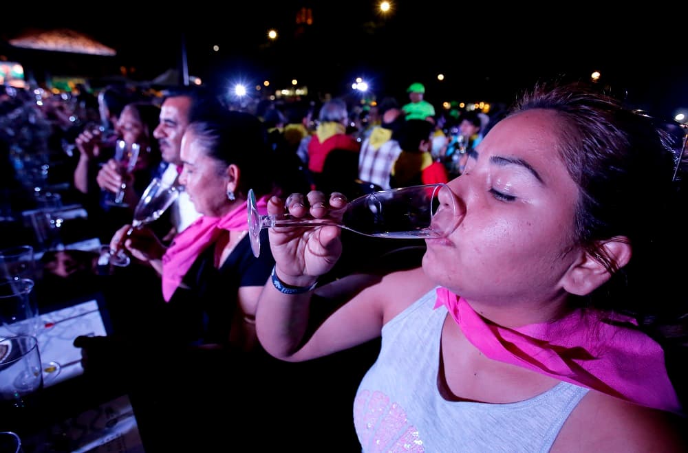 Y lo ingirieron desde las copas especiales que fueron dispuestas junto a unas galletas y agua natural, que sirvieron para neutralizar las papilas gustativas. "Jamás lo había hecho, es una experiencia muy buena", comentó a la AFP, Yolanda Rodríguez, de 19 años. A su lado, Alejandro Leos, de 42 años, dijo: "Yo soy fanático del tequila. Hay mucha diferencia porque puedes notar la elaboración, la consistencia y el sabor único de esta tierra".
<br>