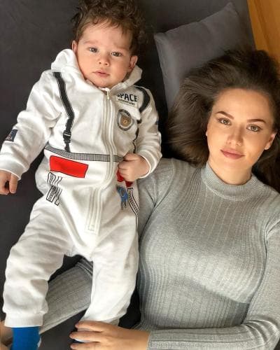 Su hijo se llama Karan y apenas hace unos días 
<b><a href="https://www.univision.com/famosos/el-hijo-de-burak-ozcivit-protagonista-de-amor-eterno-celebra-su-primer-cumpleanos-y-su-mama-comparte-tierna-imagen-fotos?tr" target="_blank">celebró su primer cumpleaños</a></b>.