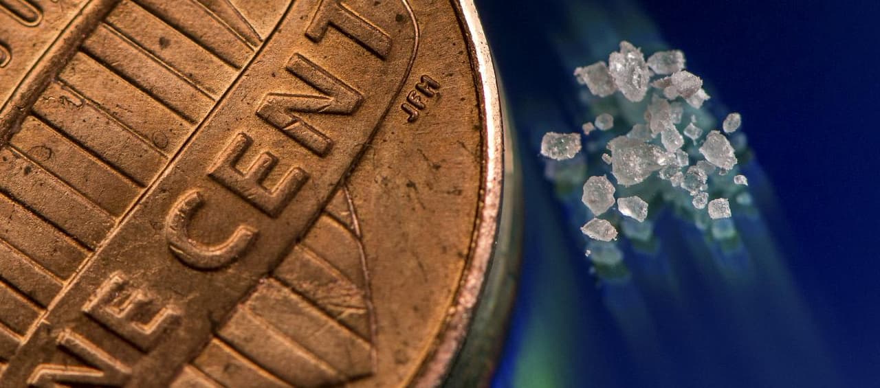 Algunos comerciantes de drogas mezclan el fentanilo con otras drogas como heroína, cocaína, metanfetamina y MDMA. Lo hacen porque una cantidad muy pequeña de fentanilo causa un colocón o 'high', lo que lo convierte en una opción más económica.