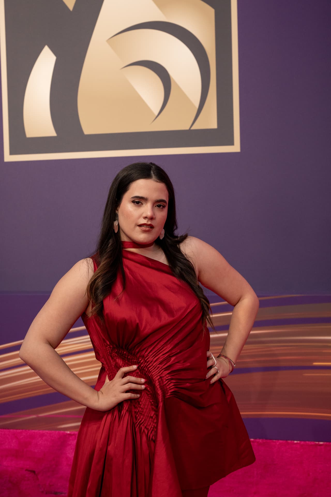 <b>Camila Fernández</b> deslumbró con su vestido rojo.