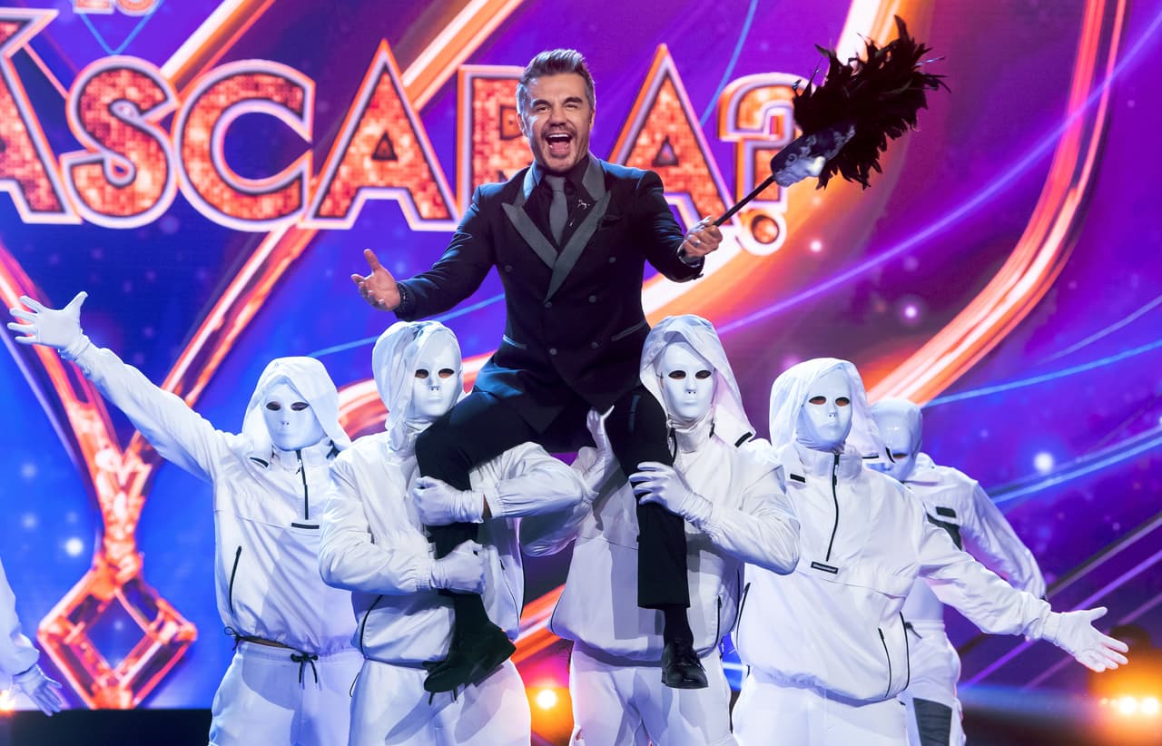 La tercera noche de ¿Quién Es La Máscara? abrió de manera espectacular, con nuestro conductor Adrián Uribe y los bailarines, para de inmediato dar paso a los dos triples combates de la noche.