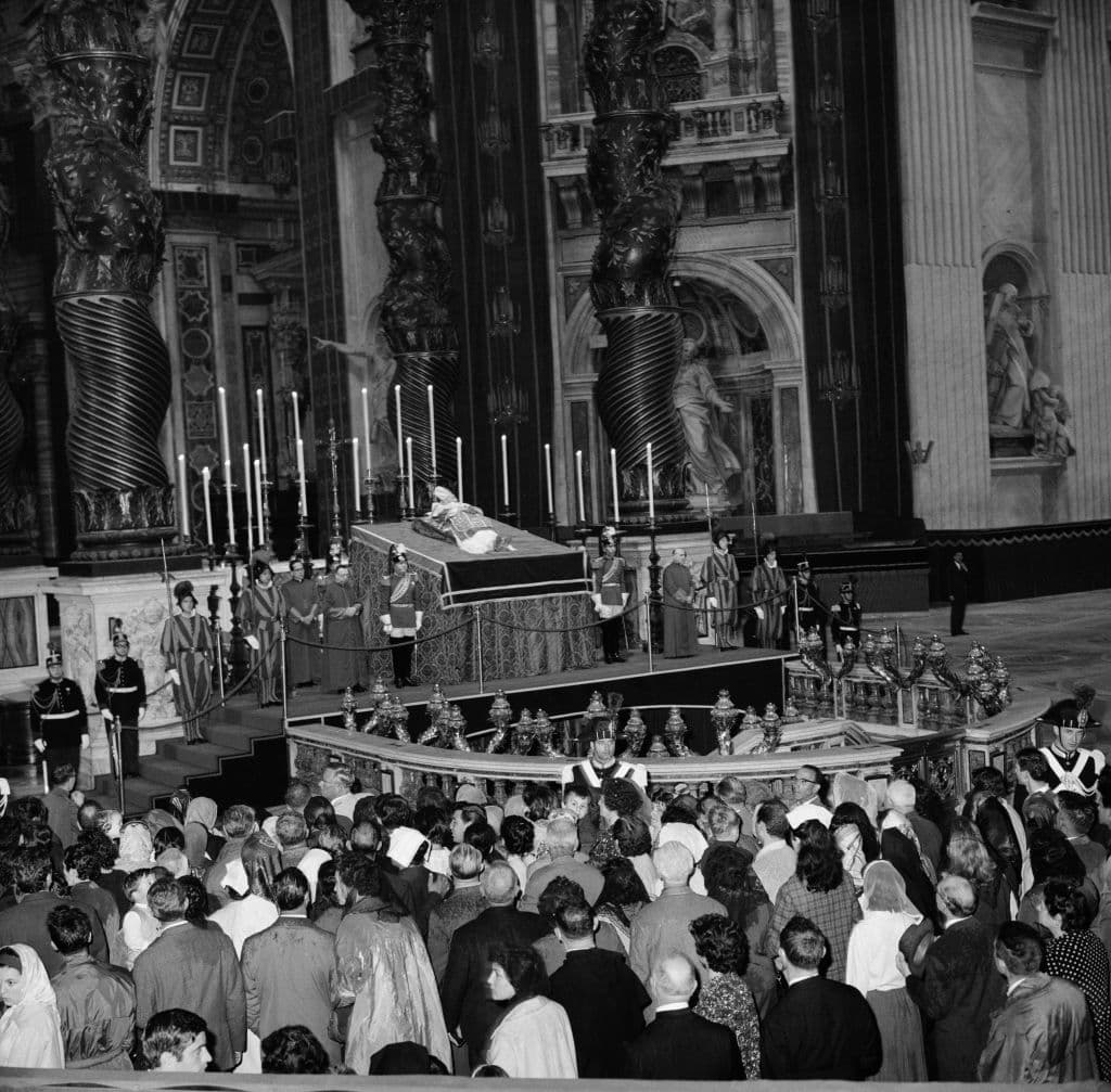 <h2 class="cms-H2-H2">¿Cuál es el nombre más elegido por los papas?</h2>
<br>
<br>Al asumir el pontificado, como parte de su nuevo rol como líder y como símbolo de su nueva misión espiritual, los elegidos como papas eligen un nombre. 
<br>
<br>El nombre 
<b>Juan (John) </b>es, por lejos, el más elegido por los papas a lo largo de la historia de la Iglesia católica. Ha sido usado 
<b>21 veces</b>, desde
<b> Juan I en el siglo VI hasta Juan XXIII en el siglo XX.</b> Esta preferencia suele reflejar la devoción a San Juan Bautista y San Juan Evangelista.
<br>
<br>Foto: el funeral del papa Juan XXIII en la Basílica de San Pedro, el 5 de junio de 1963.