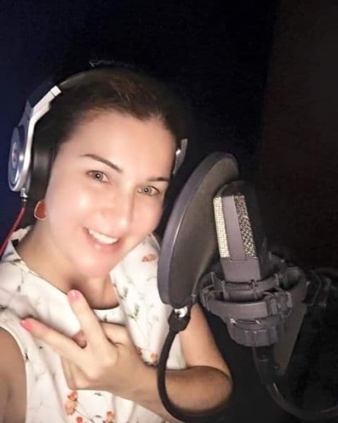 Alicia Villarreal siempre igual de bella y sonriente, aún sin rastro de makeup.