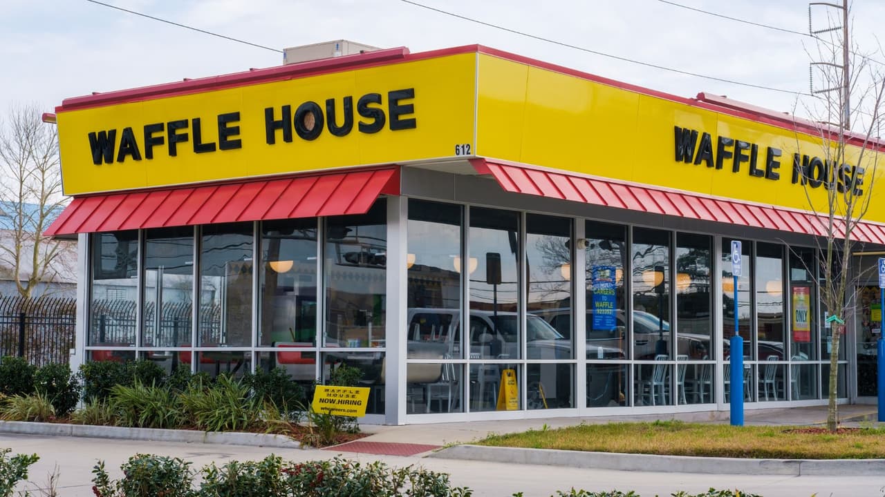 ¿Peligro? Qué significa que los Waffle House en Florida hayan cerrado por el huracán Helene 