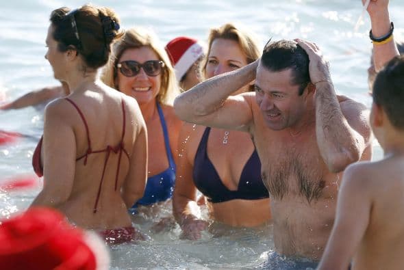 El alcande Christian Estrosi se mostró muy feliz de participar en este baño tradicional.