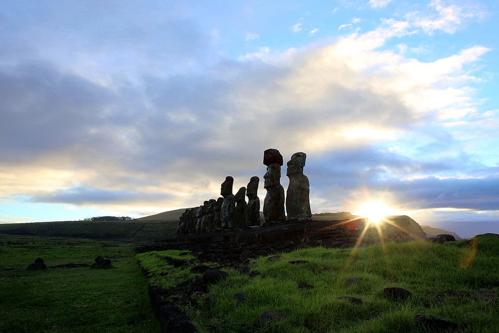 Recientes trabajos arqueológicos en la isla de Pascua demostraron que bajo las cabezas y los torsos de los moáis estaban los cuerpos enterrados de cada uno de ellos.