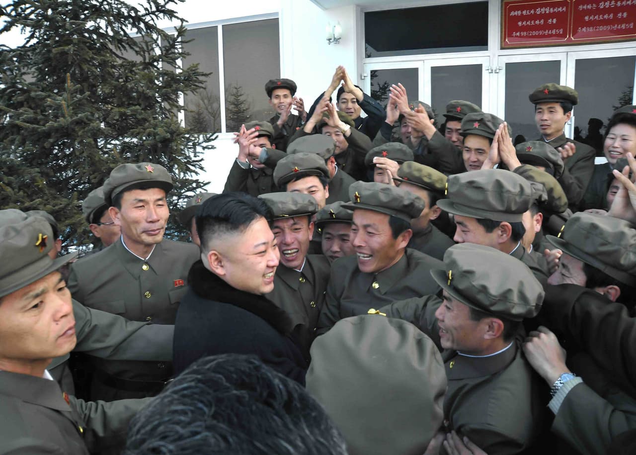 <b>Celebrando la guerra. </b>Kim Jong-Un festeja con el personal el lanzamiento exitoso del cohete cargado con un satélite el 12 de diciembre de 2012. Los medios norcoreanos anunciaban la intención del líder de continuar los lanzamientos de cohetes de largo alcance, lo que fue condenado por la Organización de Naciones Unidas.