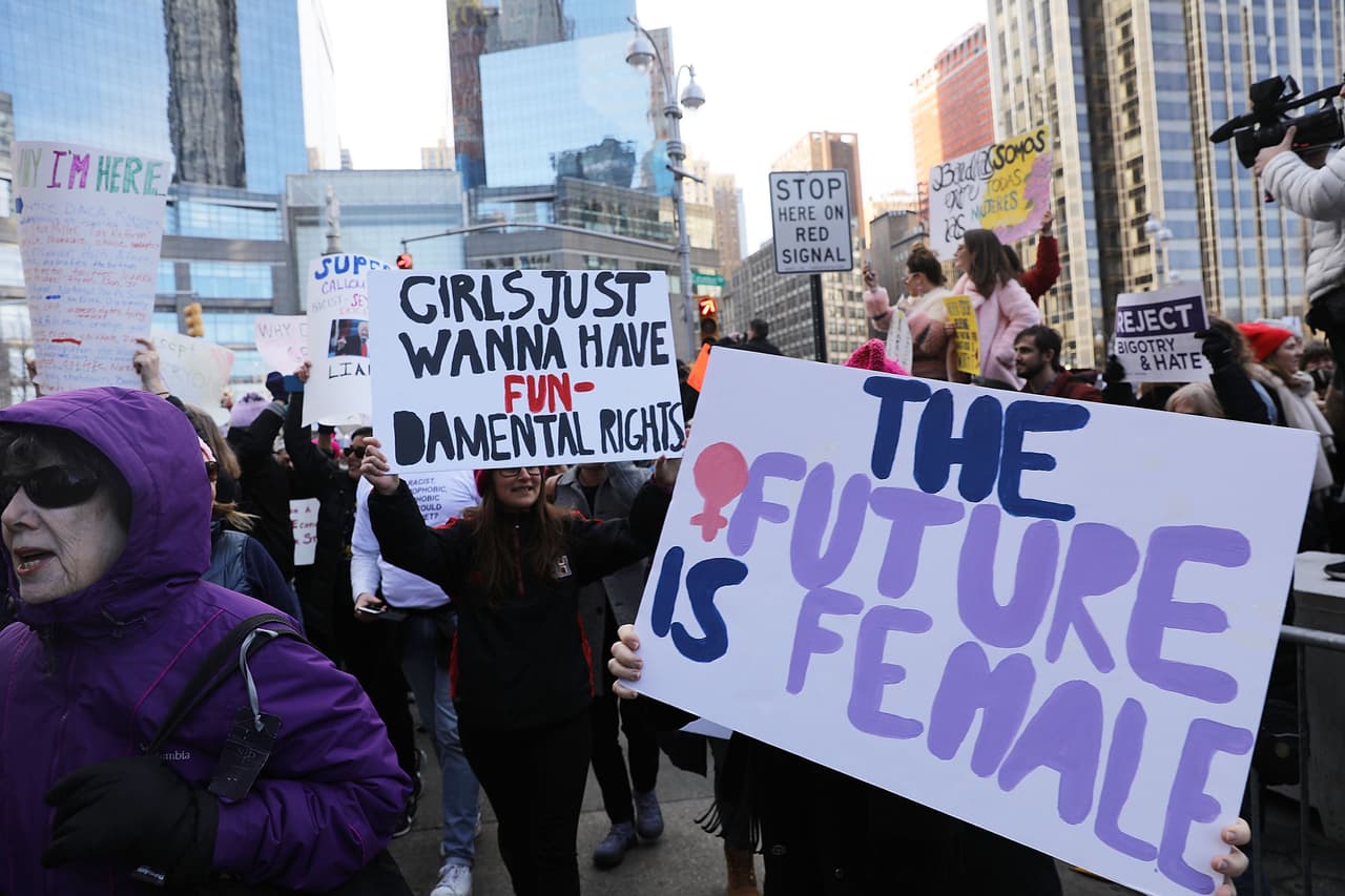 “Las mujeres solo quieren derechos fundamentales” y “el futuro es de las mujeres”, dos carteles que se vieron en la manifestación contra Donald Trump en Nueva York.