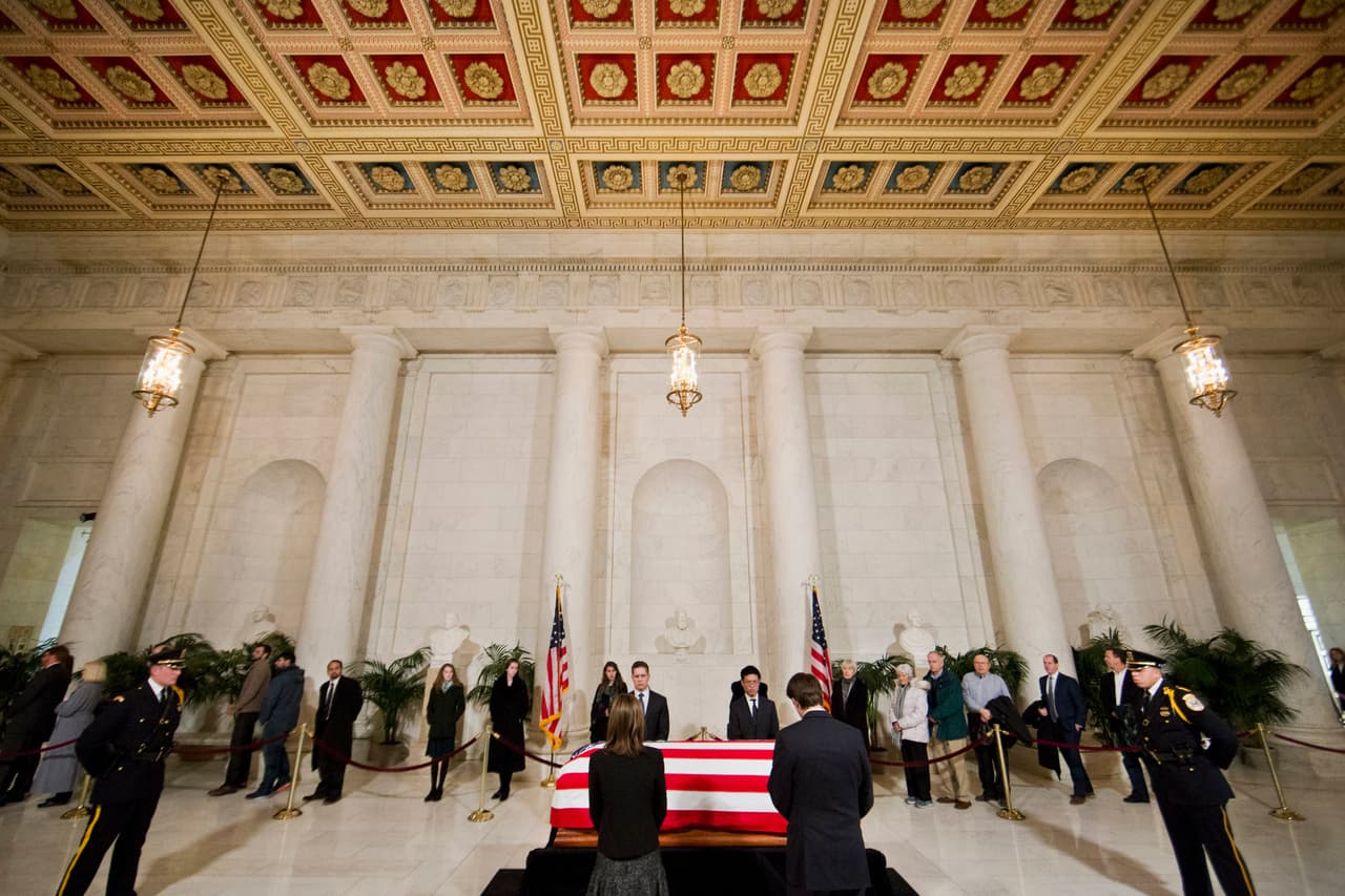 Obama rinde respeto ante el féretro del juez Scalia