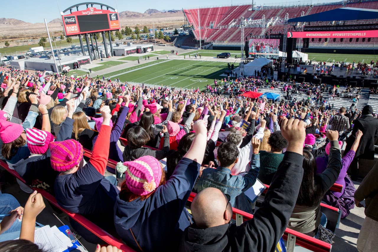 "Involúcrense en la política, hablen de ello en la mesa, con sus amigo, en todas partes. Ya no es tiempo de mantenerlo en privado.
<b>No basta con decir que el sistema está roto: ¿Qué vas a hacer tú para arreglarlo</b>", fue el mensaje de
<a href="https://twitter.com/msladyjustice1?ref_src=twsrc%5Egoogle%7Ctwcamp%5Eserp%7Ctwgr%5Eauthor">Carmen Perez</a>, una de las organizadoras de la Marcha de las Mujeres.