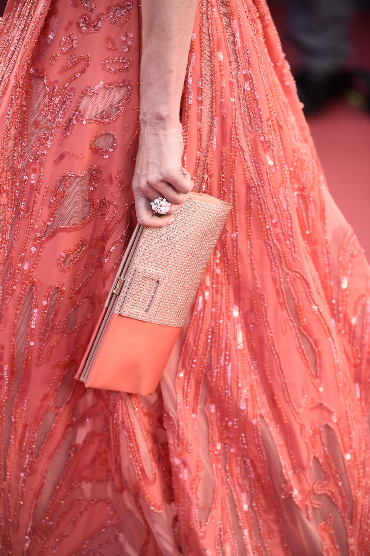 Andie Cowell decidió ser monocromática pues a su look agregó un 'clutch' en el mismo color solo que con distintas tonalidades.