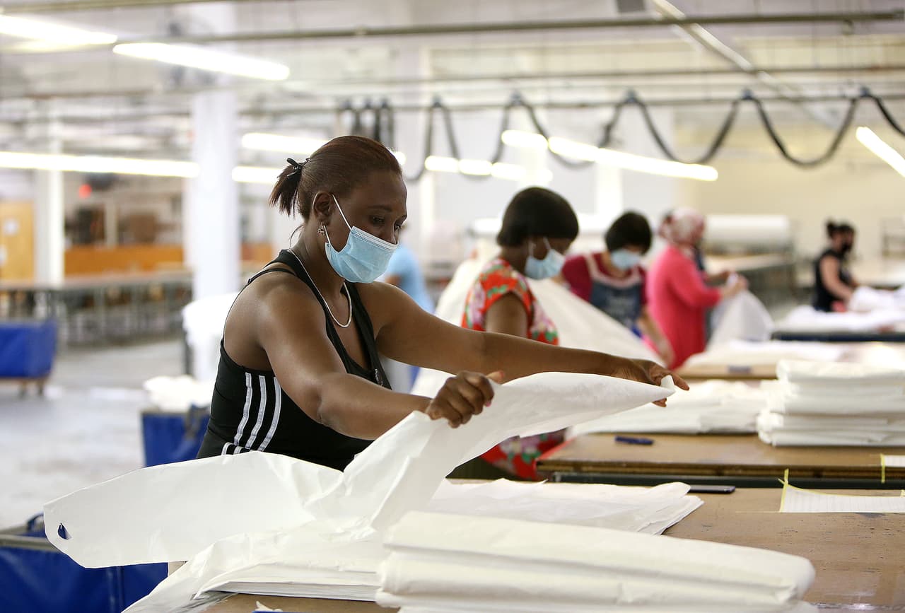 <b>Massachusetts | Índice de recuperación económica: 74%. </b>Las estadísticas oficiales del gobierno analizadas en el estudio incluyen las ventas minoristas, la producción industrial, la demanda de bienes duraderos y la construcción de viviendas, entre otras. En la fotografía, una empresa de Boston que ahora fabrica mascarillas después de perder un contrato con la marina de EEUU de más de 45 años.