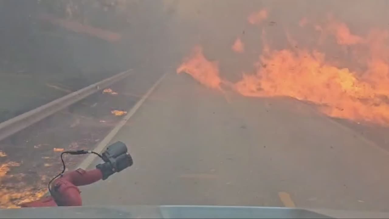 A altas horas de la noche los bomberos lograron contener gran parte del fuego y el tráfico fue reabierto en la US-1.