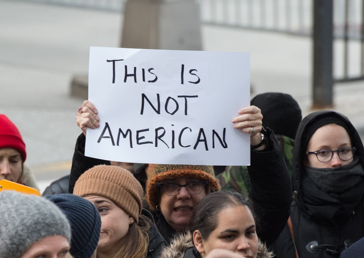 Consejos de expertos hispanos a los residentes legales musulmanes: no salgan del país