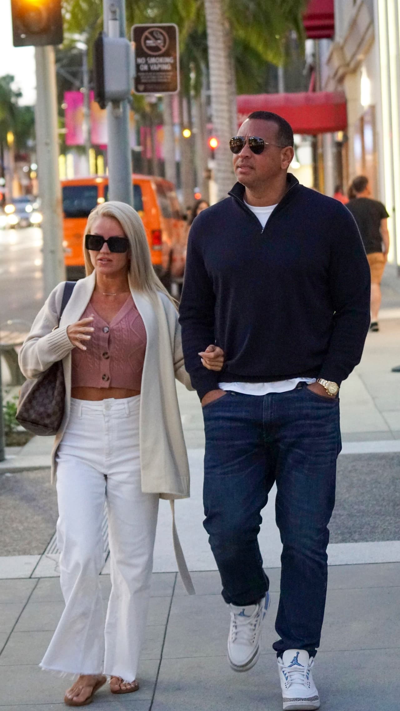 Estas recientes fotos yendo de 'shopping' demuestran que también se da espacios para pasarla bien con su nueva amiga misteriosa. 
<br>