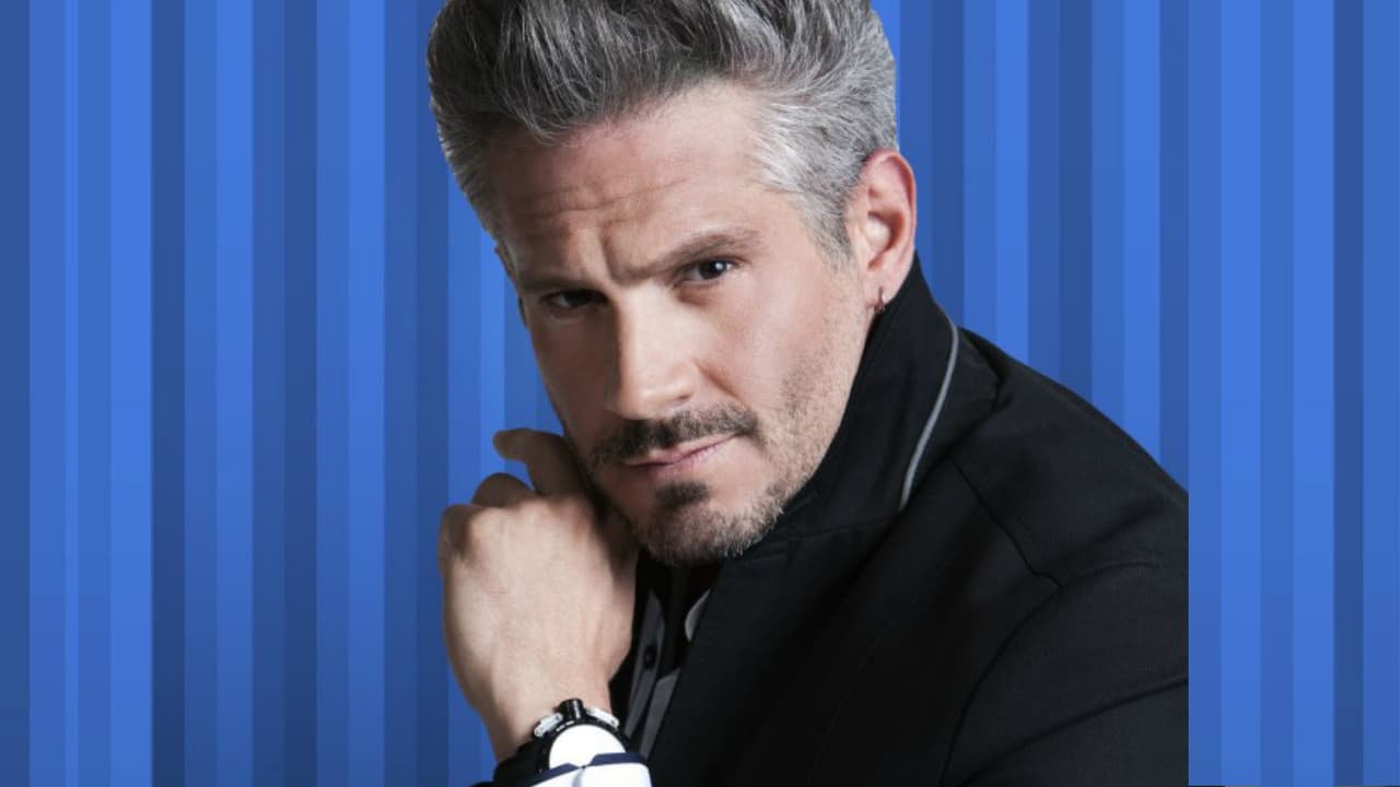 <b>Arath de la Torre, </b>a quien actualmente vemos en '
<b>Caer en tentación</b>', tiene una tupida cabellera llena de canas a sus 42 años de edad. El actor mexicano comenzó a tenerlas desde muy joven, hecho que aceptó sin problemas.