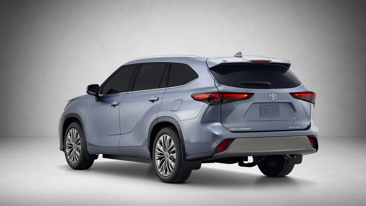 La Toyota Highlander se ve mucho más robusta e imponente que cualquiera de sus predecesoras, y que su competencia actual, especialmente aquellas camionetas basadas en plataformas de tracción delantera. El nuevo diseño es 2.36 pulgadas más larga que el vehículo que reemplaza, lo que trae ganancias en espacio de carga y para los pasajeros.