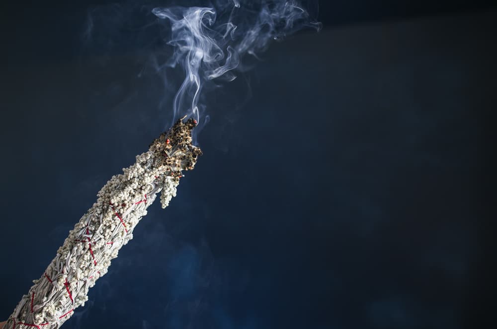 Si no tienes olíbano, puedes reemplazarlo por salvia o por otro incienso protector.