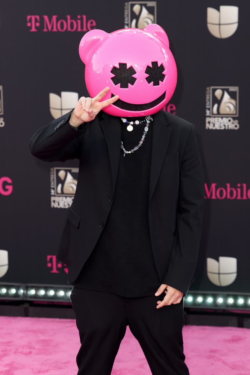 El
<b> DJ colombiano Cornetto </b>llegó a la alfombra magenta con su característica máscara de color rosa.