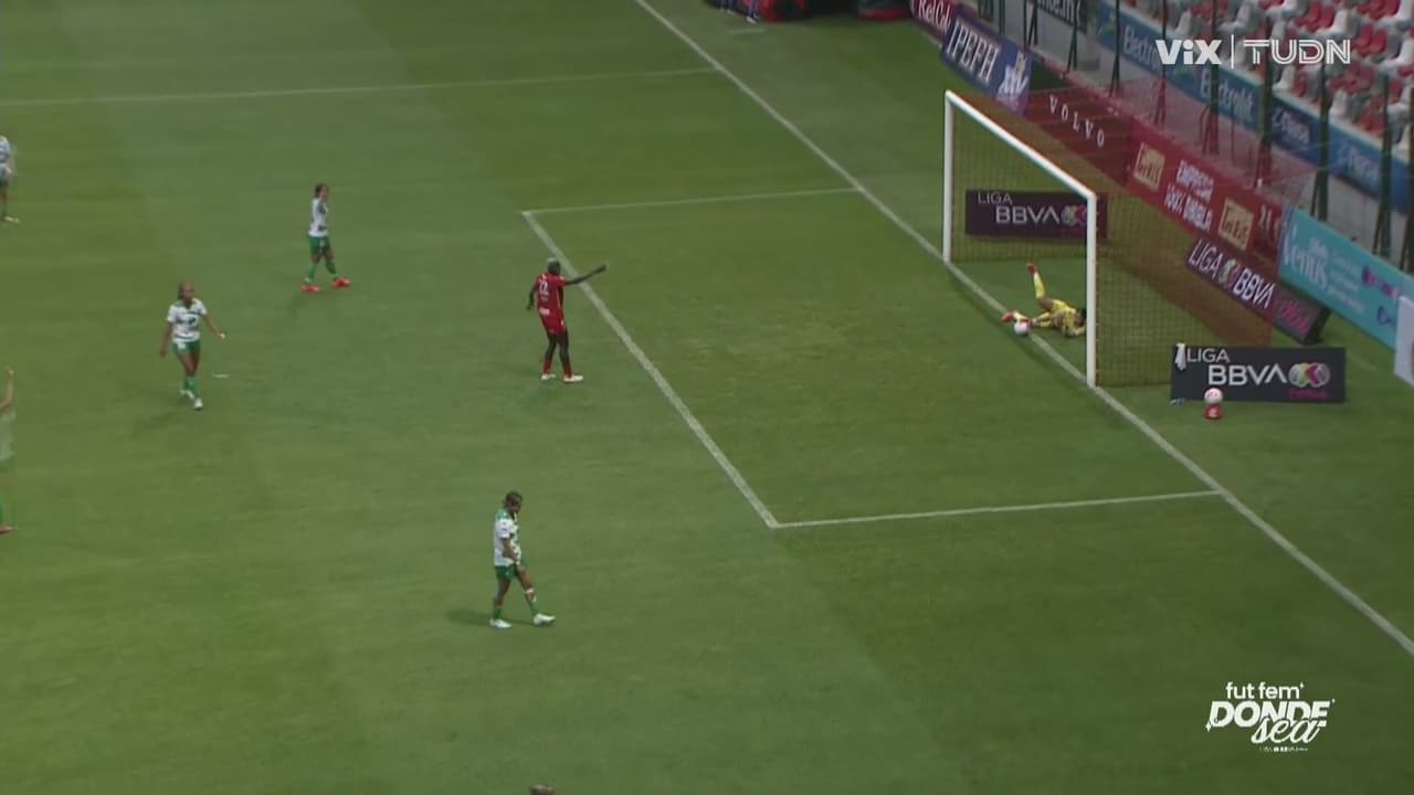 ¡Areli Reyes salva en la línea a Santos del segundo!