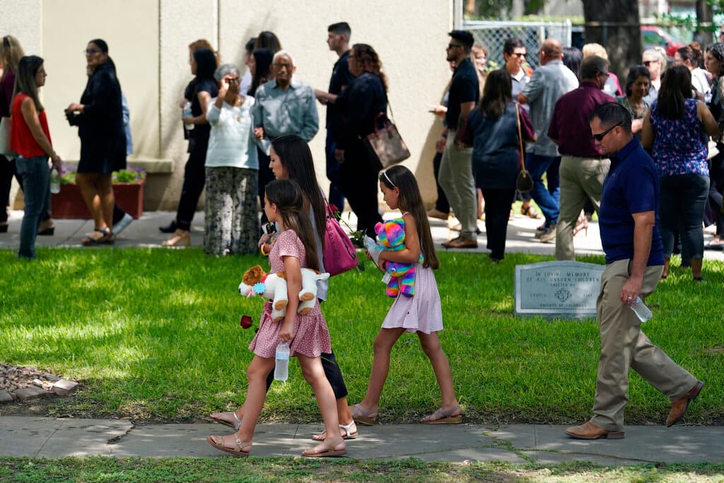 El arzobispo Gustavo García-Siller mencionó los nombres de todos los niños asesinados en repetidas ocasiones a lo largo de la homilía.