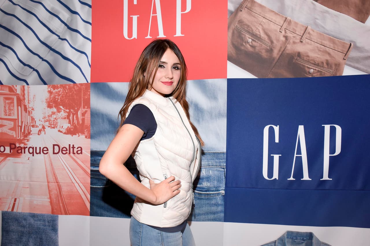 La filmación se pausó por unos meses, en los que ella quedó embarazada. Cuando regresó al set a terminar la telenovela, ya crecía su bebé dentro de ella, pero su pancita no era muy grande, así que lo pudo disimular.