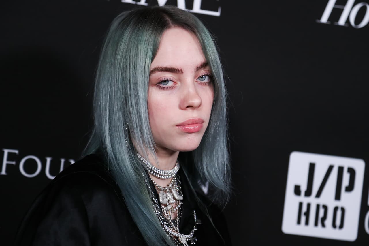 De acuerdo con 
<a href="https://www.eonline.com/mx/news/1249899/billie-eilish-confeso-que-uso-una-peluca-en-los-grammys-para-esconder-su-nuevo-look" target="_blank">E! Online</a>, Renn escribió que le costó seis semanas quitarle todo el negro: "Nos encantaron todas las etapas del levantamiento de color, pero el resultado final es (emoji de fuego)". La publicación ya no está en la cuenta de la estilista.