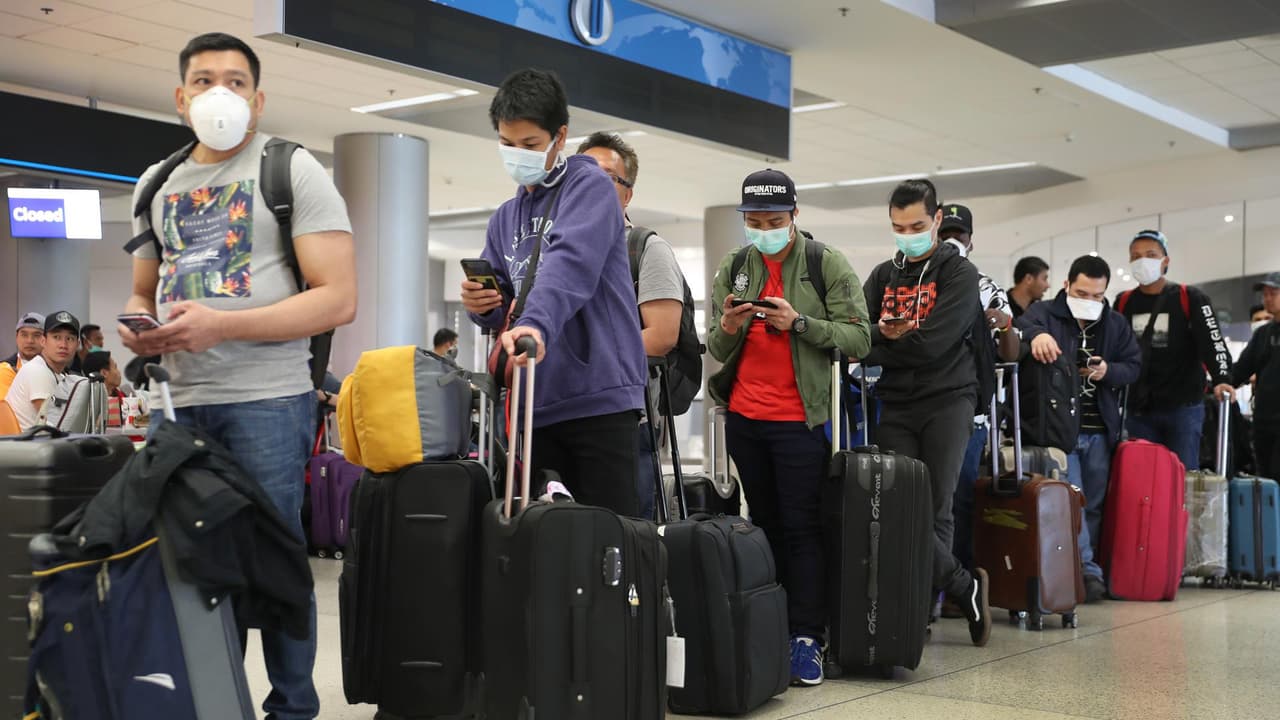 <b>En video</b>: Los efectos de esa falta de trabajadores se vieron en el 
<b>Memorial Day</b> de este año, en el que se tuvieron que cancelar miles de vuelos porque, entre otras razones, las aerolíneas no tienen empleados suficientes para manejar la demanda.