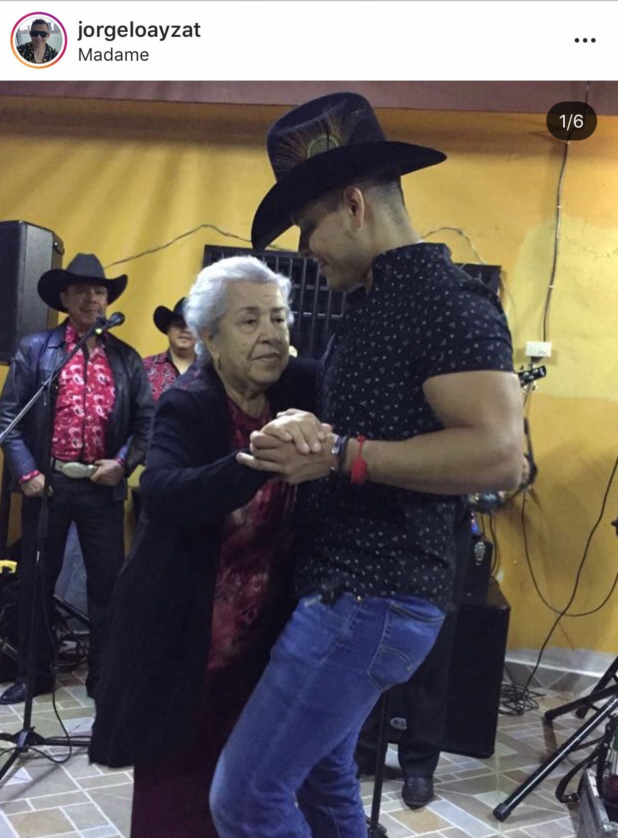 "Fíjese que toda la gente siempre me dice que voy muy bien y yo siempre les digo que no, que 
<b>ya no tengo edad para esas cosas</b> y me responden que nada de que no", platicó.