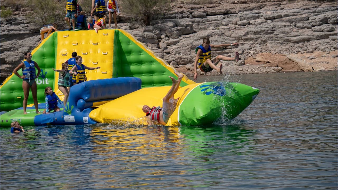 Para obtener más información o para reservar su sesión, visite 
<a href="https://paquapark.com/" target="_blank">paquapark.com</a>. También puede llamar al (928) 714-7477 o enviar un correo electrónico a 
<a href="mailto:info@paquapark.com">info@paquapark.com</a>