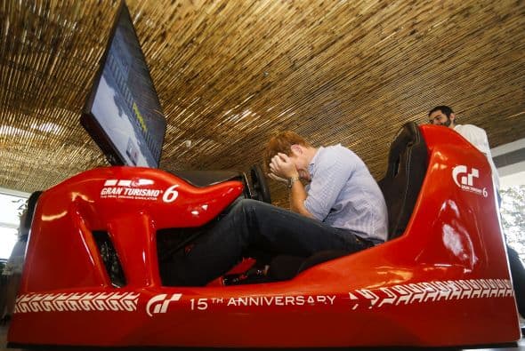 Harry se divirtió en un simulador de la Formula 1 en el Instituto Ayrton Senna.