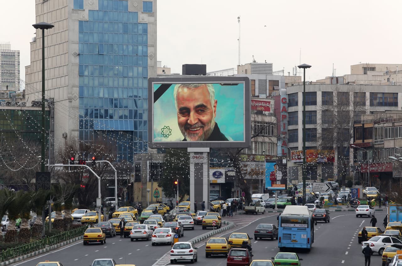 Una valla publicitaria con un retrato con la cinta negra de luto del comandante militar iraní asesinado Qassem Soleimani, el subcomandante de los Guardianes de la Revolución, cuelga en una carretera principal de la capital iraní, Teherán. Tras el ataque de Estados Unidos, las fuerzas proiraníes tienen más fuerza que nunca en Irak, inmerso además desde hace tres meses en una revuelta popular contra el poder y la influencia de Irán.