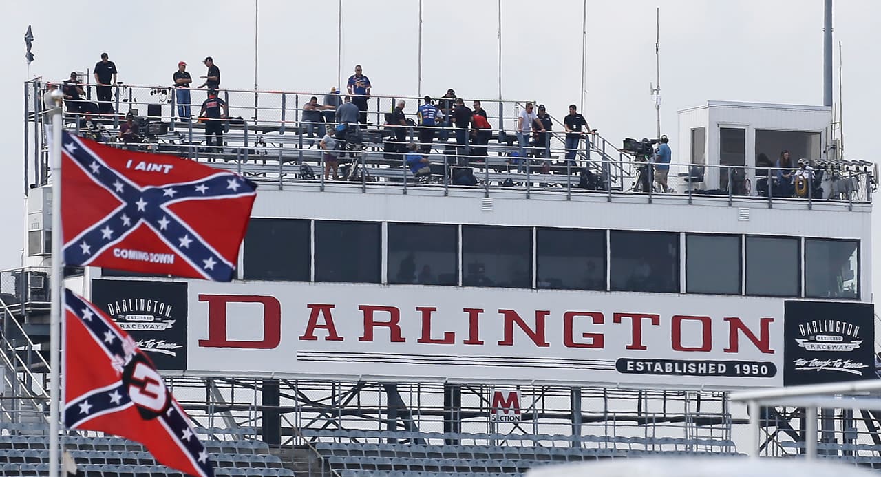 Banderas confederadas en el circuito de Darlington Raceway en Darlington, Carolina del Sur antes de una carrera de NASCAR.