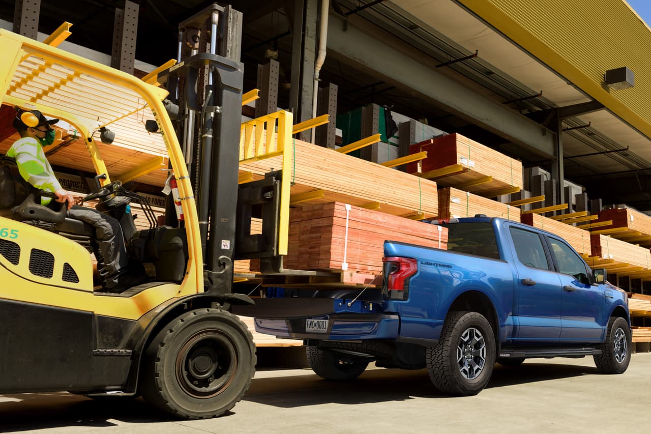 Esta pickup eléctrica fue sometida a las mismas pruebas de durabilidad que todas las otras integrantes de la Serie F de Ford, lo que significa que puede enfrentar los terrenos más difíciles e irregulares y ser capaz de ofrecer una conducción estable, gracias en parte a su nueva suspensión trasera independiente y bajo centro de gravedad.