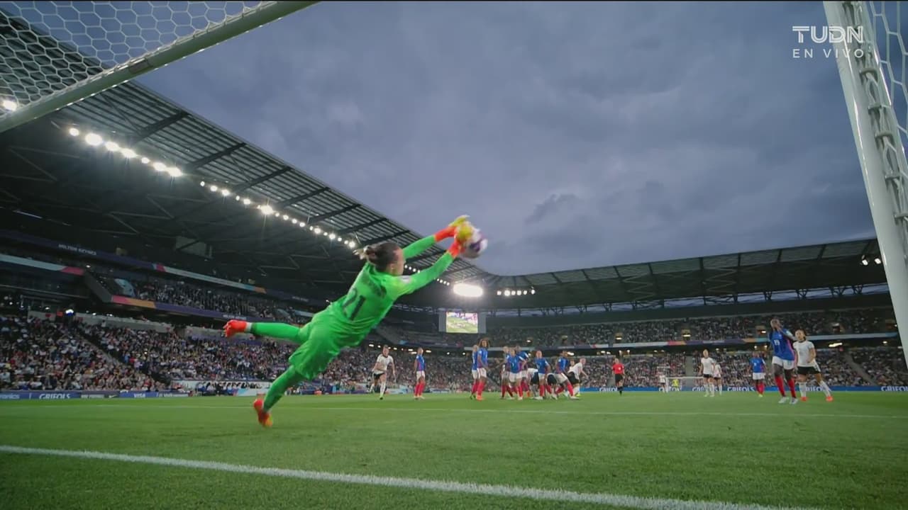 ¡Casi la sorprende! Peyraud-Magnin tapa el bombazo de Alexandra Popp