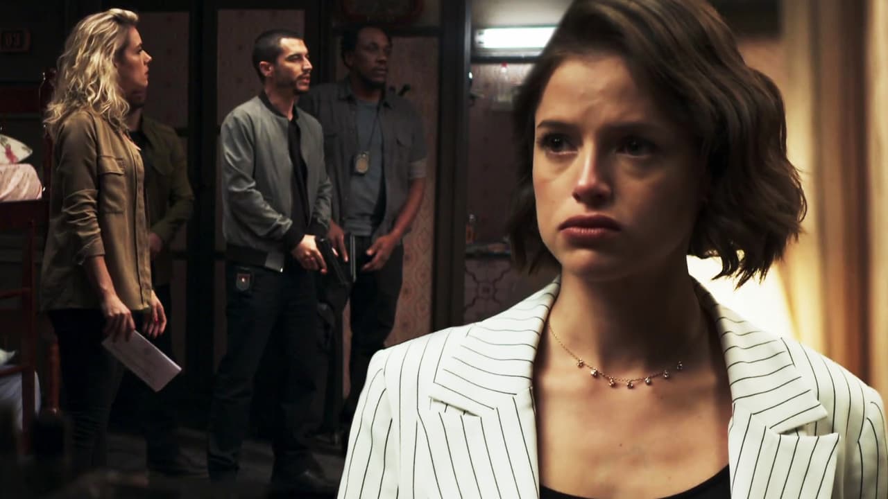 Mientras se recuperaba en el hospital, Teo logró confesarle a la agente Jordana que Josiane fue quien lo atacó y le mostró el motivo por el que casi pierde la vida. La policía y Camilo corrieron al departamento de la hija de María de la Paz y la detuvieron por sus crímenes.