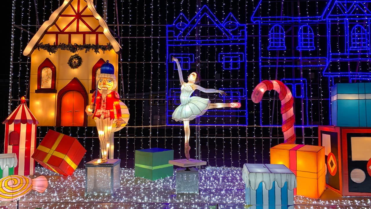 Es considerado el festival de
<a href="https://www.univision.com/local/houston-kxln/luces-navidenas-the-woodlands-fotos">luces</a> más grande de su tipo en el país.