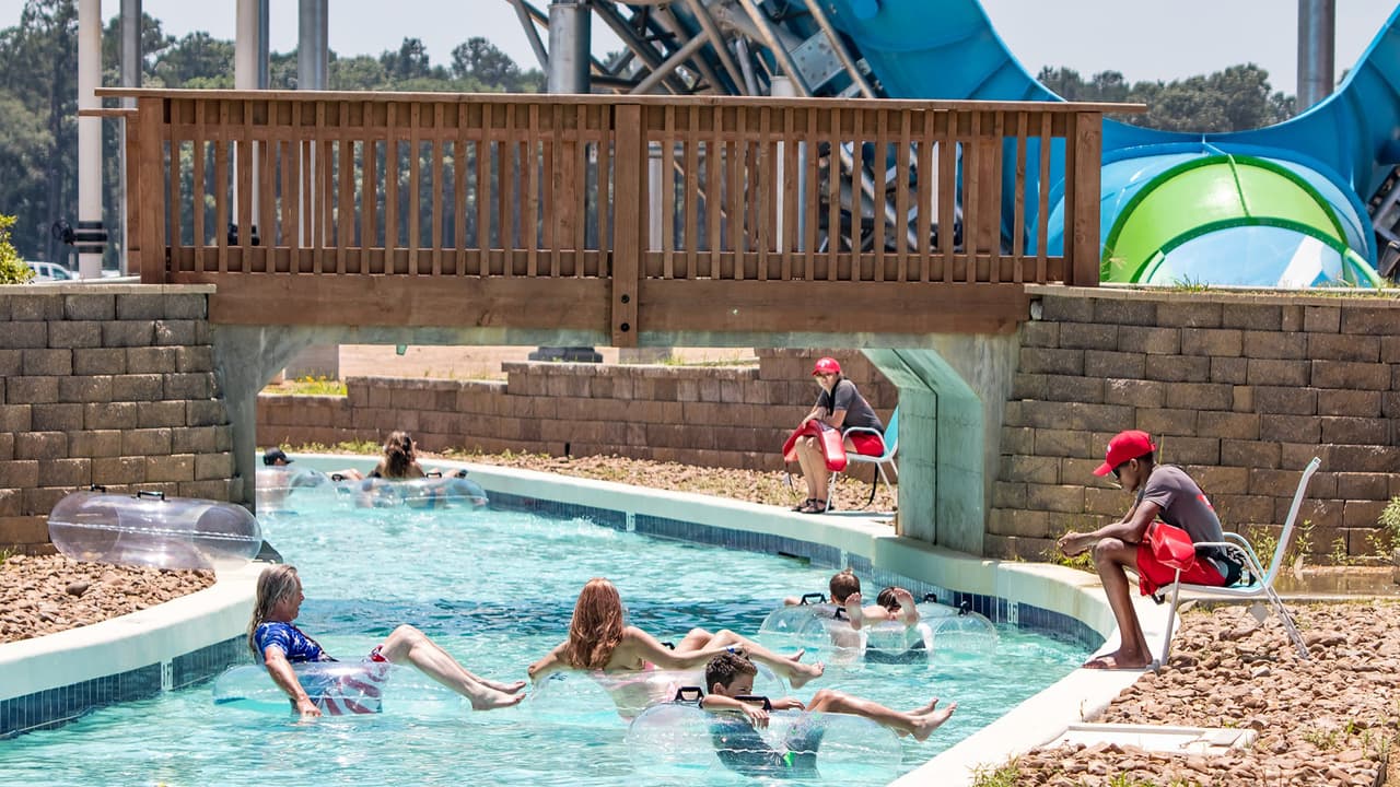 Rio Grande River es un río lento que corre a lo largo del parque para que los visitantes se relajen mientras lo recorren montados en flotadores.